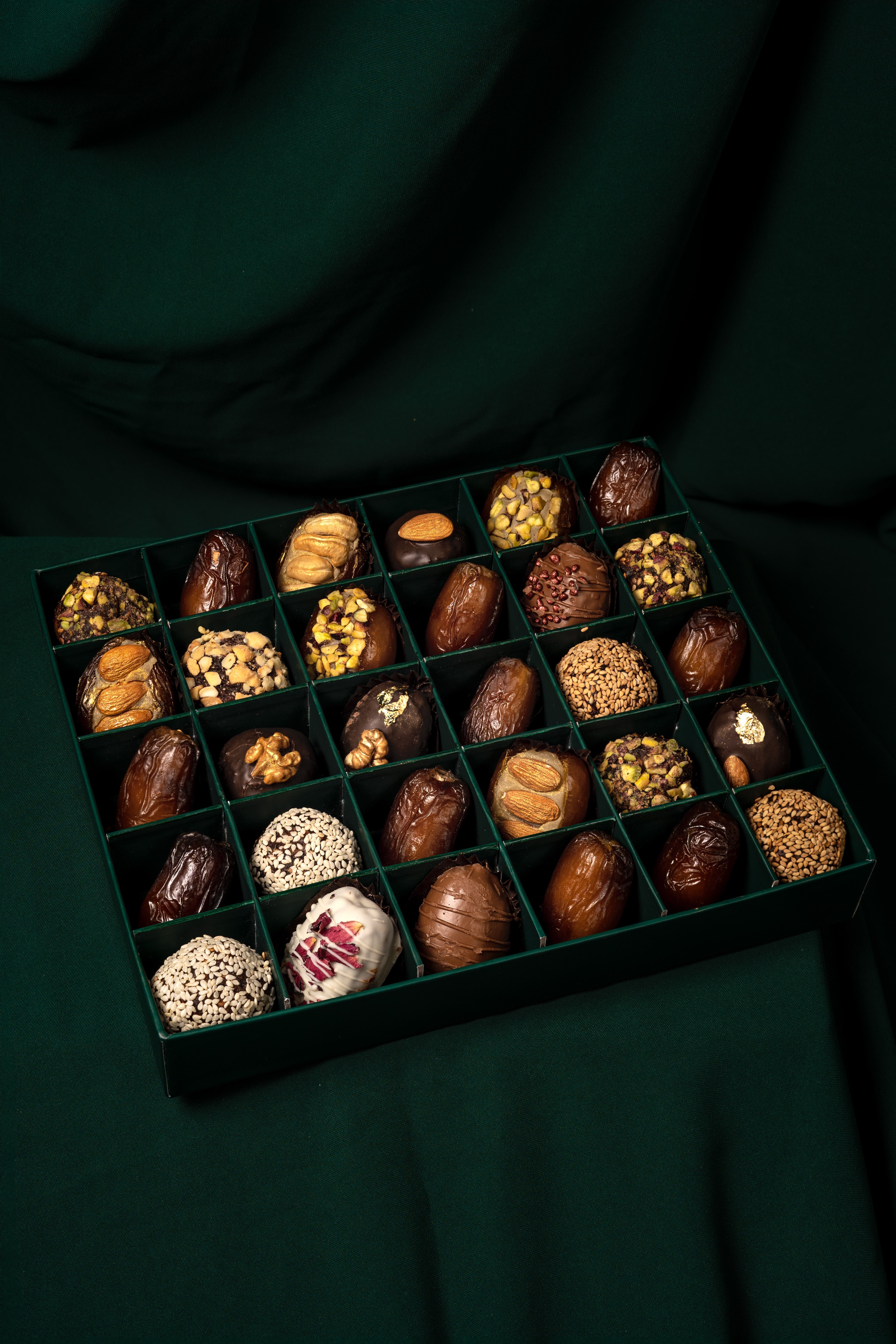 COFFRET DATTES  FOURRÉES  & BOULES  MIXTE 30 PIÉCES
