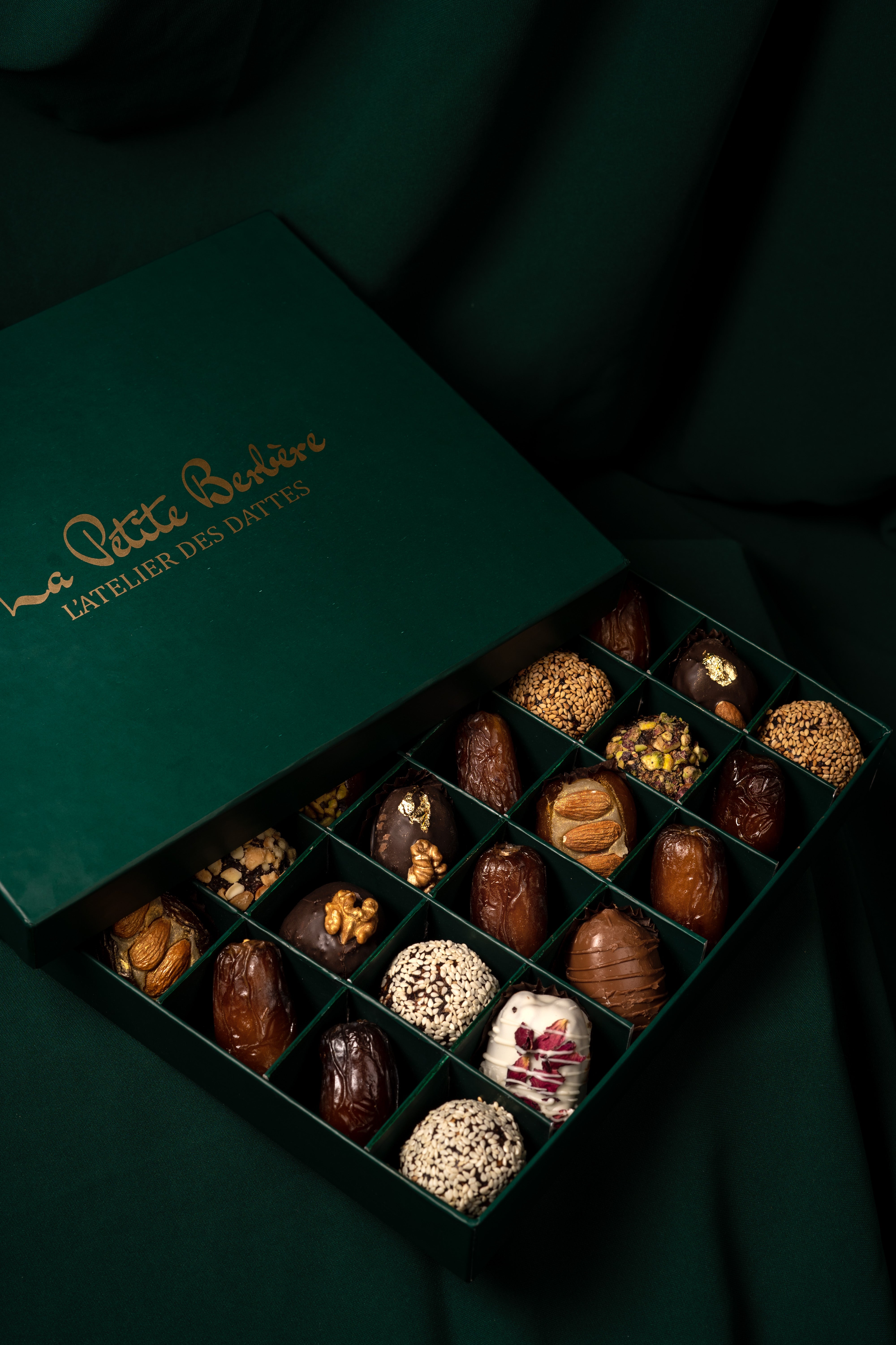 COFFRET DATTES  FOURRÉES  & BOULES  MIXTE 30 PIÉCES