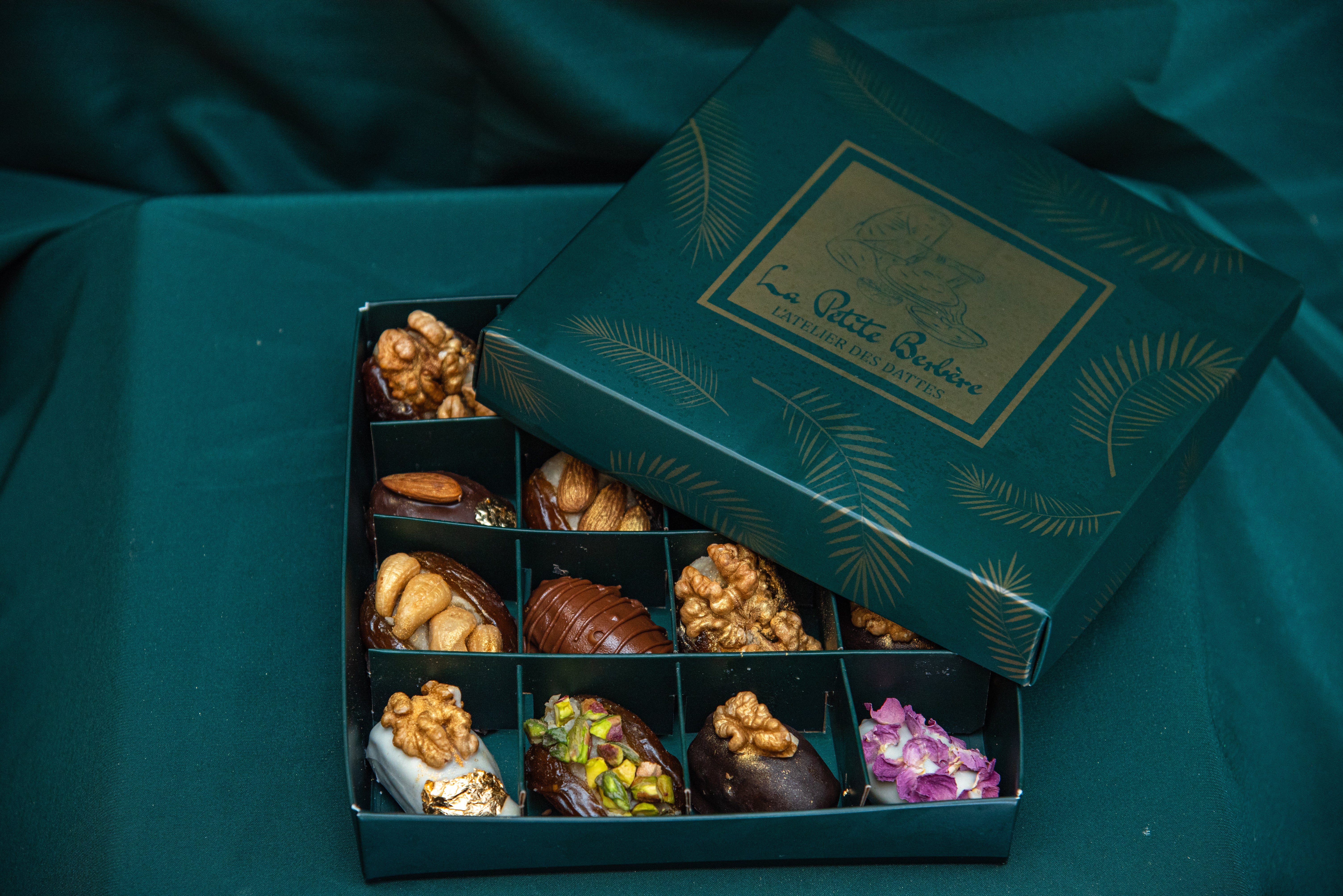 COFFRET DATTES FOURRÉES   16 PIÉCES