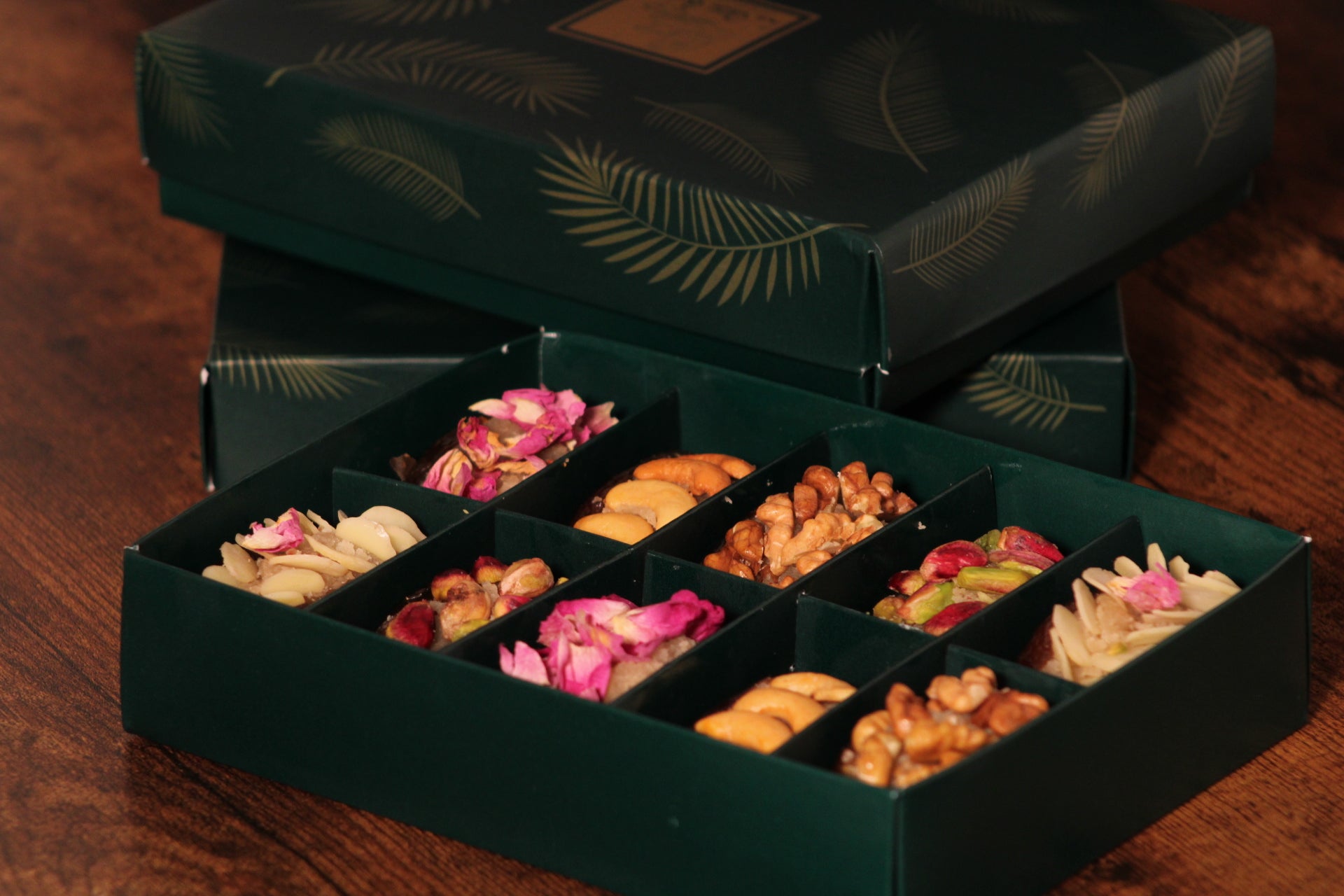 COFFRET DATTES FOURRÉES   16 PIÉCES