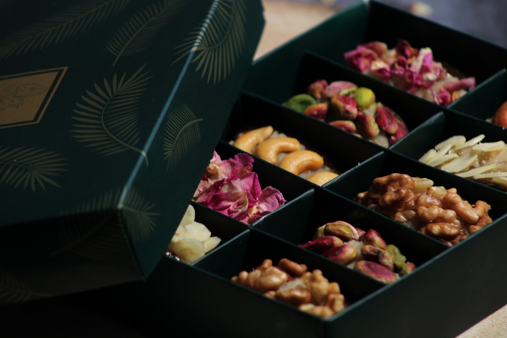 COFFRET DATTES FOURRÉES   16 PIÉCES