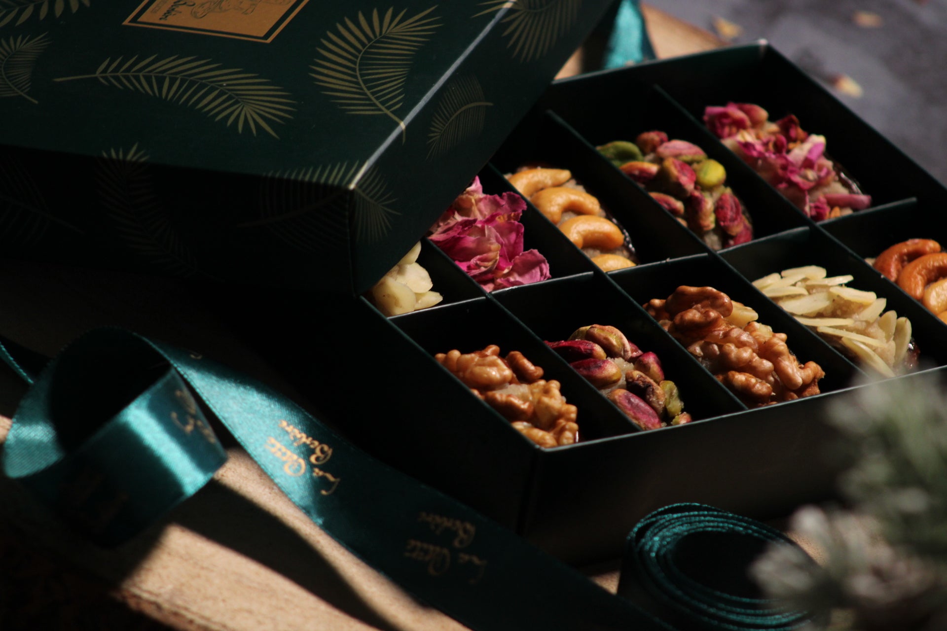COFFRET DATTES FOURRÉES   16 PIÉCES