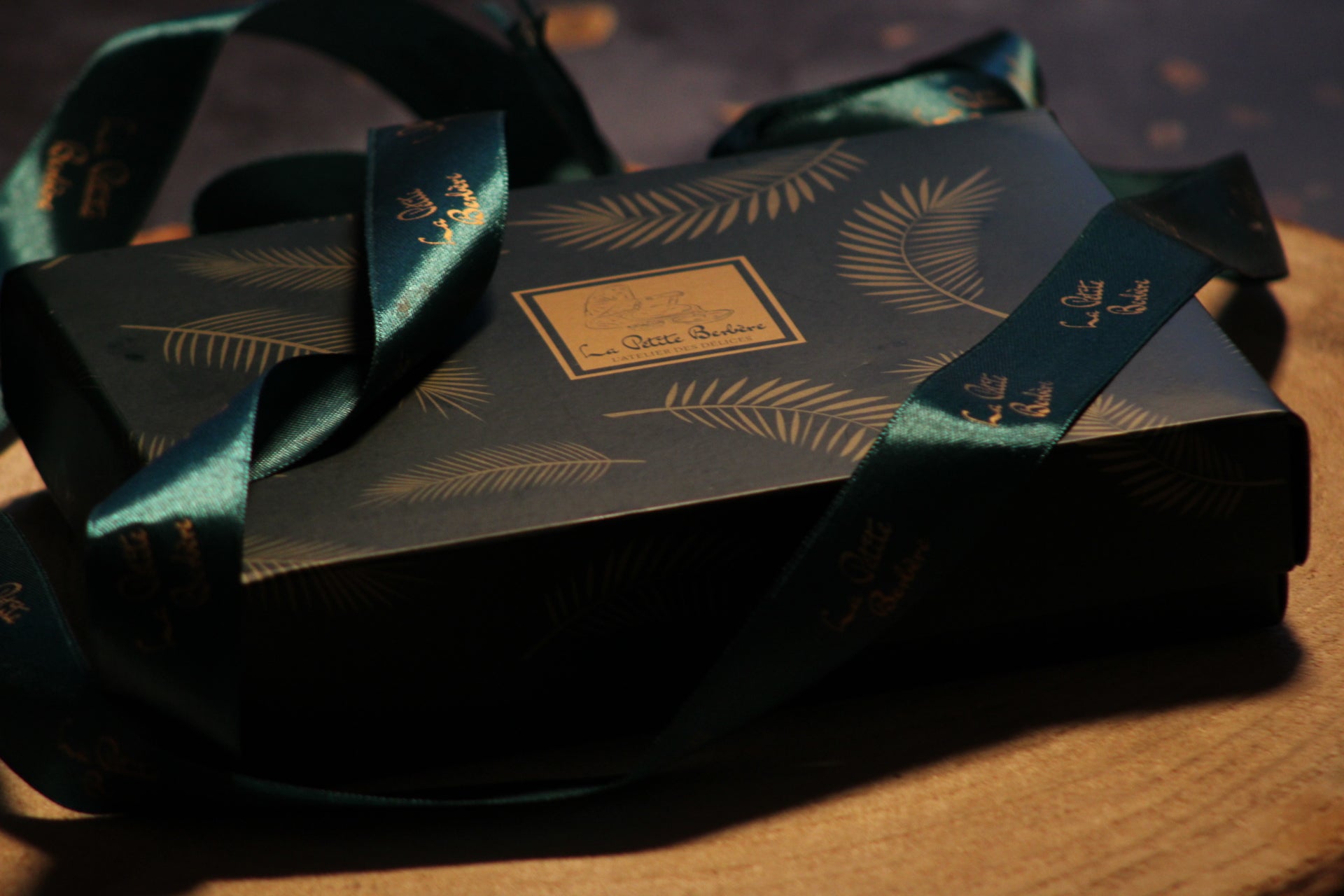 COFFRET DATTES FOURRÉES   16 PIÉCES